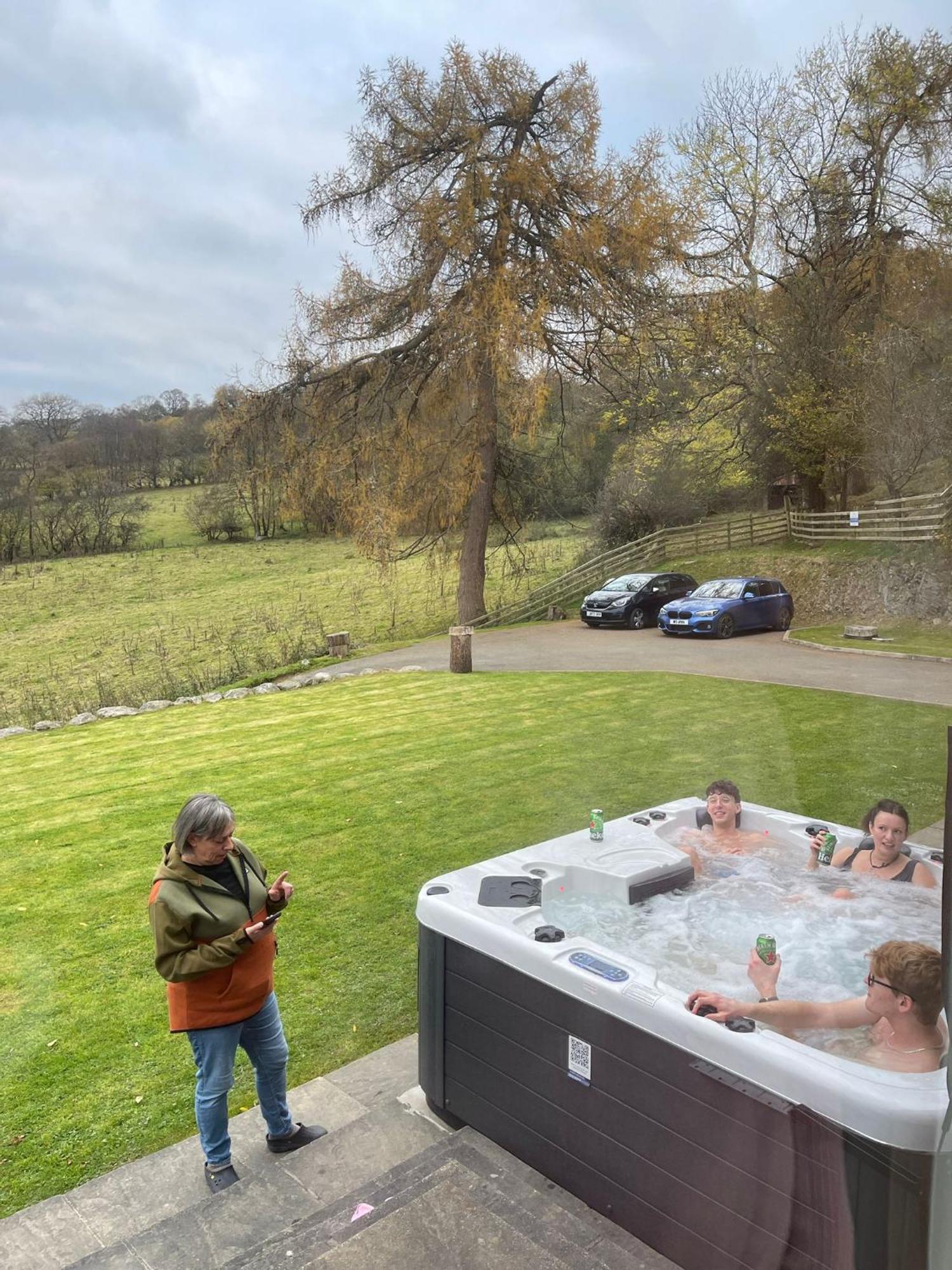 3 Bedroom Barn Conversion With Hot Tub-Garden View - Ty Cerrig Barn Корвен Екстер'єр фото
