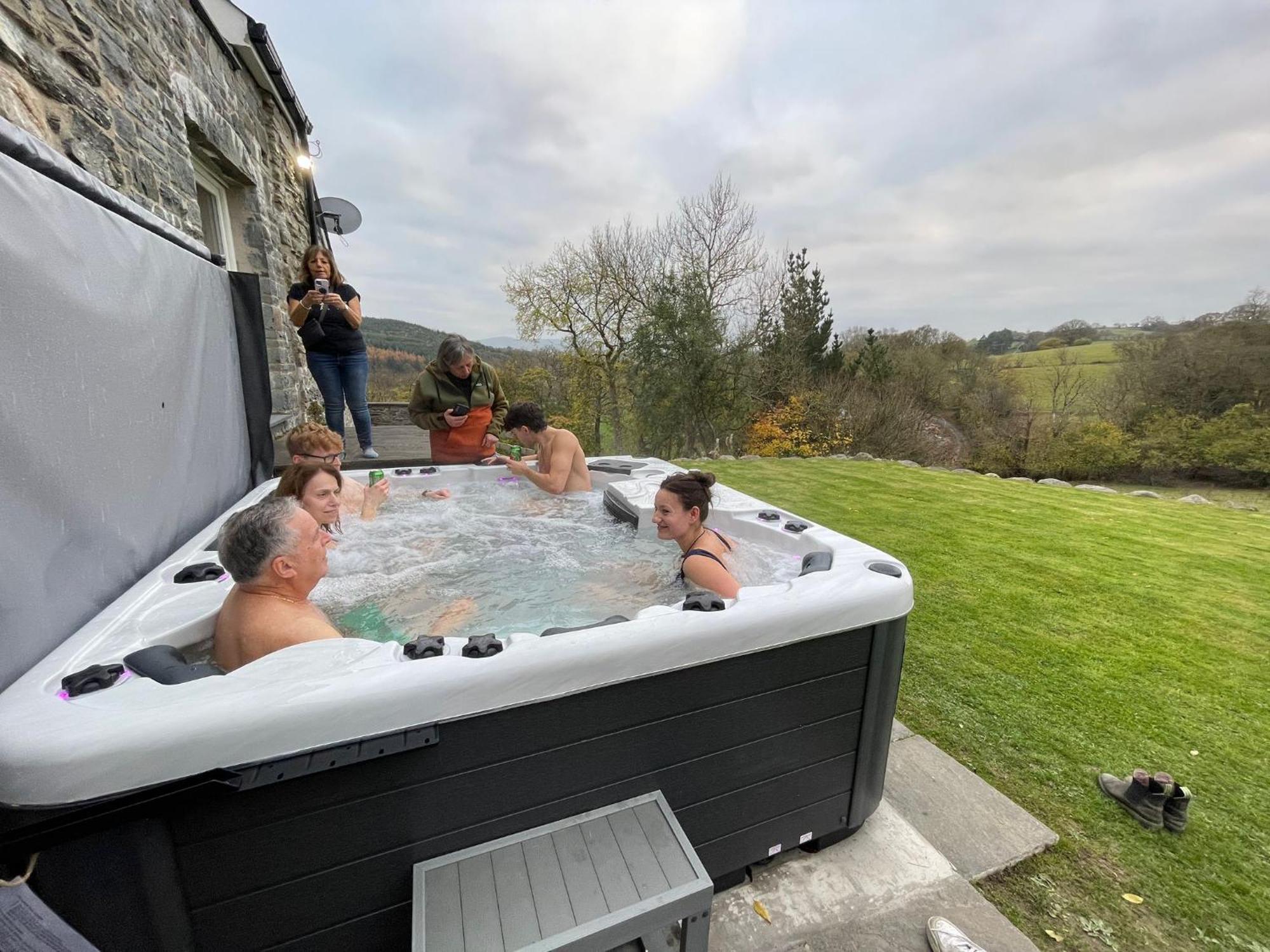 3 Bedroom Barn Conversion With Hot Tub-Garden View - Ty Cerrig Barn Корвен Екстер'єр фото